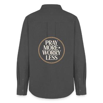 Christlich Pray More Worry Less Glauben - Frauen Oxford Hemd - Anthrazit - Hinten - AI Model Female 172 light (172cm)
