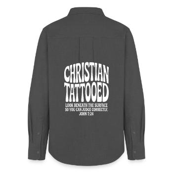 Johannes 7,24 Bold Faith Tee - Frauen Oxford Hemd - Anthrazit - Hinten - AI Model Female 172 light (172cm)