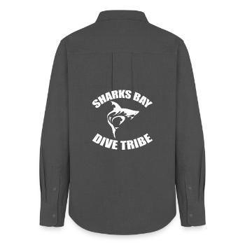 SHARKS BAY DIVE TRIBE - Frauen Oxford Hemd - Anthrazit - Hinten - AI Model Female 172 light (172cm)