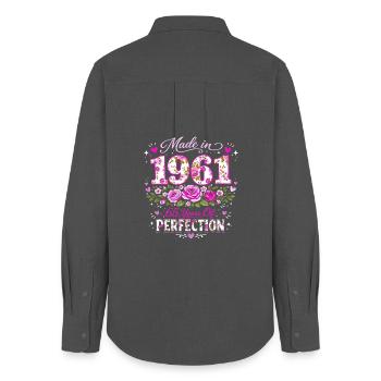 Cadeau 65 Ans Femme - Anniversaire 1961 Floral - Chemise Oxford Femme - charbon - Dos - AI Model Female 172 light (172cm)