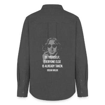 Sei du selbst, Oscar Wilde Tee - Frauen Oxford Hemd - Anthrazit - Hinten - AI Model Female 172 light (172cm)