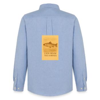 Empreinte de truite calme sous la surface - Chemise Oxford homme Stanley/Stella - carolina blue - Dos - AI Model Male 185 dark (185cm)