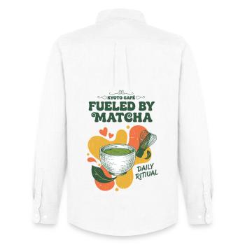 Alimenté par le thé rituel quotidien du Matcha Kyoto Cafe - Chemise Oxford homme Stanley/Stella - blanc - Dos - AI Model Male 185 dark (185cm)