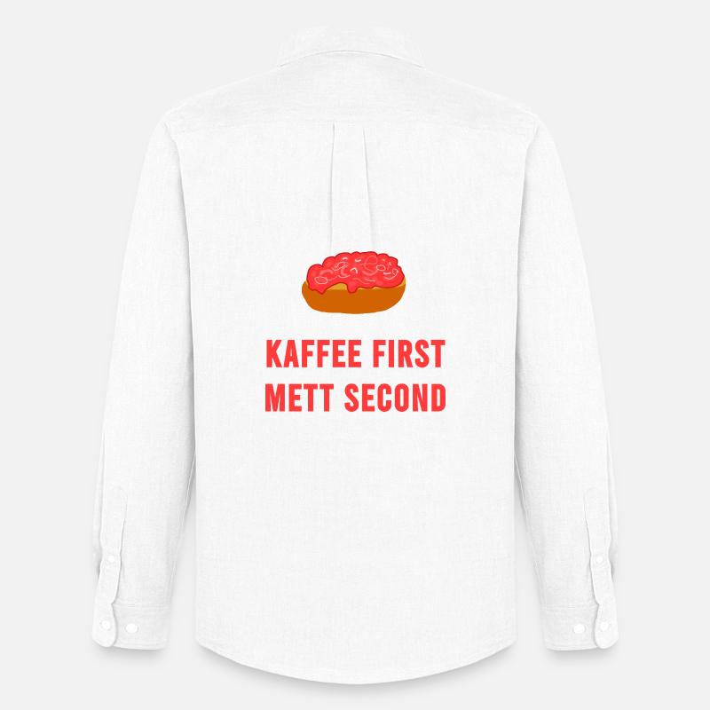 Kaffee first Mett second Frühstück Mettbrötchen - Männer Oxford Hemd von Stanley/Stella - Weiß