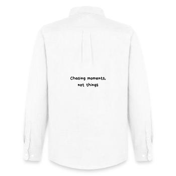 À la poursuite des moments, pas des choses – La devise de la vie pour de vrai - Chemise Oxford homme Stanley/Stella - blanc - Dos - AI Model Male 185 dark (185cm)