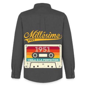 Millésime 1951 Cadeau 72 Ans Anniversaire Humour - Chemise Oxford homme Stanley/Stella - charbon - Dos - AI Model Male 185 dark (185cm)
