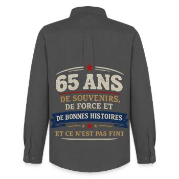 65 Ans Souvenirs Force et Bonnes Histoires - Chemise Oxford homme Stanley/Stella - charbon - Dos - AI Model Male 185 dark (185cm)