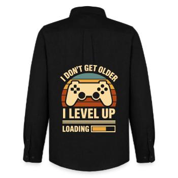 Chemise gamer – Je ne vieillis pas, je monte de niveau - Chemise Oxford homme Stanley/Stella - noir - Dos - AI Model Male 185 dark (185cm)
