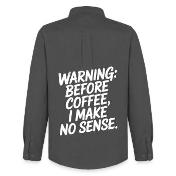 Avant le café, je n’ai aucun sens dans l’humour professionnel - Chemise Oxford homme Stanley/Stella - charbon - Dos - AI Model Male 185 dark (185cm)
