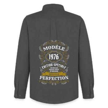 Modèle 1976 Édition Spéciale Vieilli à la Perfecti - Chemise Oxford homme Stanley/Stella - charbon - Dos - AI Model Male 185 dark (185cm)