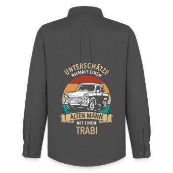 Unterschätze nie einen alten Mann mit Trabi - Männer Oxford Hemd von Stanley/Stella - Anthrazit - Hinten - AI Model Male 185 dark (185cm)