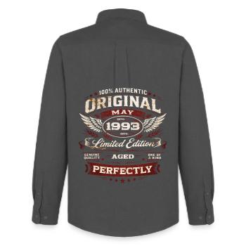 Cadeau du 33e anniversaire Mari Original mai 1993 - Chemise Oxford homme Stanley/Stella - charbon - Dos - AI Model Male 185 dark (185cm)