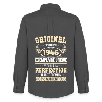 1946 – Exemplaire unique – Qualité premium - Chemise Oxford homme Stanley/Stella - charbon - Dos - AI Model Male 185 dark (185cm)