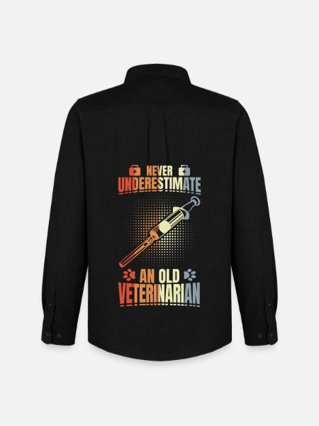 Never underestimate an old vet - Men's Oxford Shirt by Stanley/Stella - black