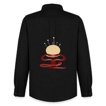 coussin d’épingle nostalgique avec épingles - Chemise Oxford homme Stanley/Stella - noir - Dos - AI Model Male 185 dark (185cm)