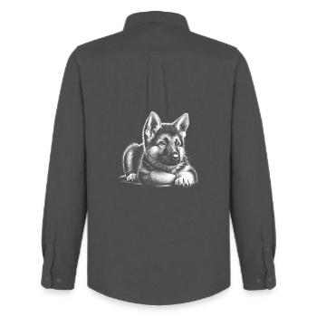 Chiot berger allemand super mignon en position couchée - Chemise Oxford homme Stanley/Stella - charbon - Dos - AI Model Male 185 dark (185cm)