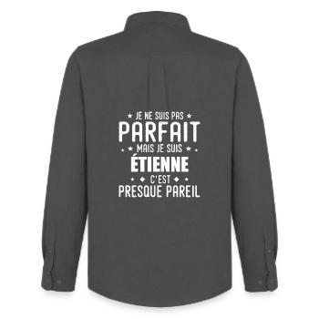 Etienne : authentique, imparfait, top, perfection - Chemise Oxford homme Stanley/Stella - charbon - Dos - AI Model Male 185 dark (185cm)