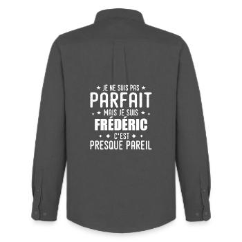 Frédéric: authentisch, unvollkommen, oben, perfekt - Männer Oxford Hemd von Stanley/Stella - Anthrazit - Hinten - AI Model Male 185 dark (185cm)