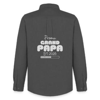 Promu Grand-papa en 2026 cadeau futur Papi - Chemise Oxford homme Stanley/Stella - charbon - Dos - AI Model Male 185 dark (185cm)