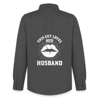 This guy loves his husband - Men's Oxford Shirt by Stanley/Stella - anthracite - Back - AI Model Male 185 dark (185cm)
