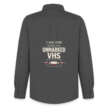 Verdächtige Videokassette | Retro Horror - Männer Oxford Hemd von Stanley/Stella - Anthrazit - Hinten - AI Model Male 185 dark (185cm)