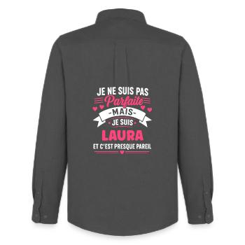 Laura: Pas parfaite mais presque pareil - Chemise Oxford homme Stanley/Stella - charbon - Dos - AI Model Male 185 dark (185cm)