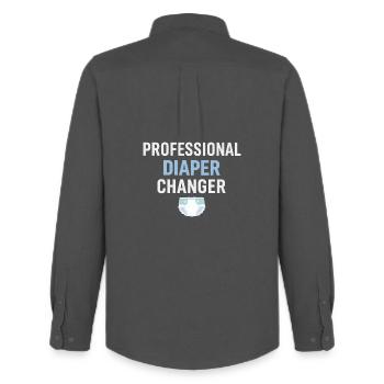 CHEMISE PROFESSIONNELLE POUR CHANGER COUCHES - Humour des parents - Chemise Oxford homme Stanley/Stella - charbon - Dos - AI Model Male 185 dark (185cm)
