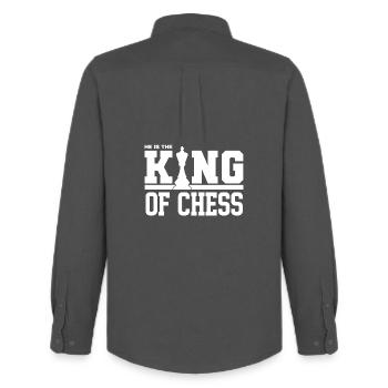 Il est le roi du jeu d’échecs - König von Schach - Chemise Oxford homme Stanley/Stella - charbon - Dos - AI Model Male 185 dark (185cm)