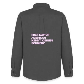 WOKE SATIRE: Ein Indianer kennt keinen Schmerz - Männer Oxford Hemd von Stanley/Stella - Anthrazit - Hinten - AI Model Male 185 dark (185cm)