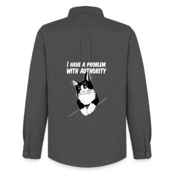 Le chat défie l’autorité - Chemise Oxford homme Stanley/Stella - charbon - Dos - AI Model Male 185 dark (185cm)