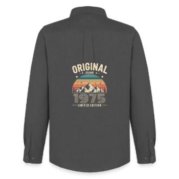 juin 1975 – Légende des sommets et montagnes - Chemise Oxford homme Stanley/Stella - charbon - Dos - AI Model Male 185 dark (185cm)