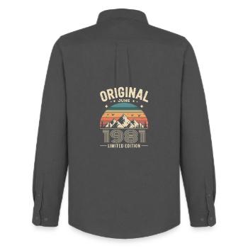 juin 1981 – Légende des sommets et montagnes - Chemise Oxford homme Stanley/Stella - charbon - Dos - AI Model Male 185 dark (185cm)