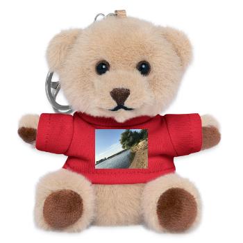 Natur am Fluss mit Bäumen und Ufer - Teddy Schlüsselanhänger - Rot - Vorne