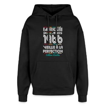 60-jähriges Jubiläum – Hergestellt im März 1966 - Oversized Unisex Hoodie von Stanley/Stella - Schwarz - Vorne - AI Model Female 172 light (172cm) & AI Model Male 185 light (185cm)