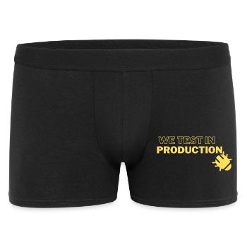 "We test in production" - running joke with coders - Männer Boxer Shorts - Schwarz - Vorne