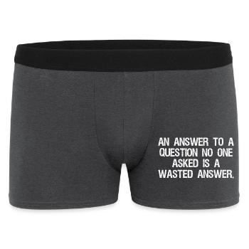 an answer to a question no one asked is a wast - Männer Boxer Shorts - Anthrazit - Vorne