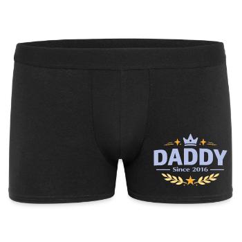 Papa seit 2016 – Proud Dad Design - Männer Boxer Shorts - Schwarz - Vorne