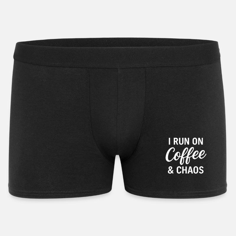 I Run On Coffee & Chaos - Männer Boxer Shorts - Schwarz