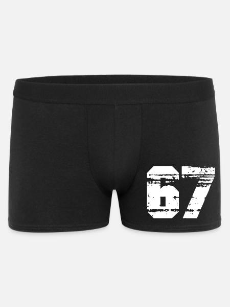 Nummer 67 in Schwarz-Weiß-Kontrast - Männer Boxer Shorts - Schwarz