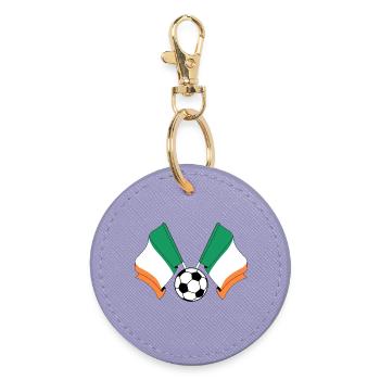 Deux drapeaux irlandais avec un ballon de football Irlande - Porte-clés rond - lavande - Devant