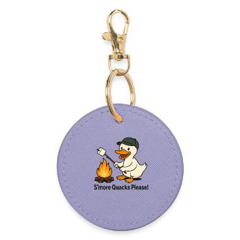 S’more Quacks Please! – Camping Ente - Runder Schlüsselanhänger - Lavendel - Vorne
