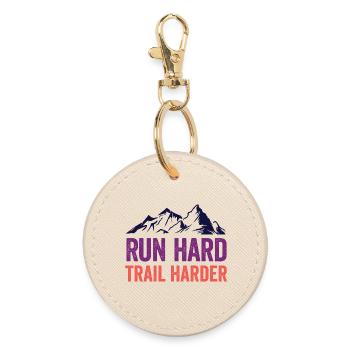 Lauf hart. Härter auf dem Trail. - Runder Schlüsselanhänger - Auster - Vorne