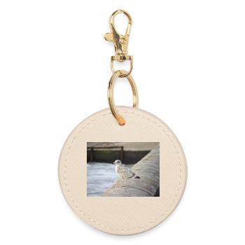 Coastal Gull on Concrete Pier - Round Keyring - oyster - Front