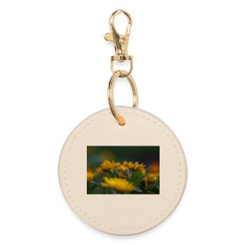 Des fleurs jaune vif s’épanouissent au milieu d’une feuille verte luxuriante - Porte-clés rond - huître - Devant