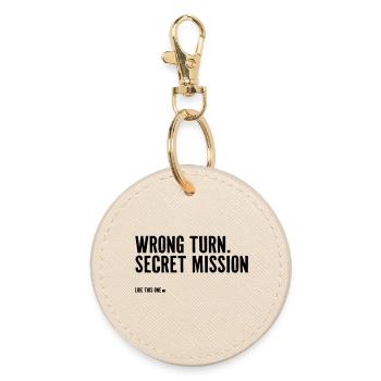 wrong turn. Secret Mission. - Round Keyring - oyster - Front