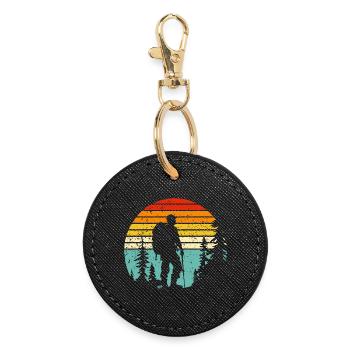 Hiker silhouette at retro bedtime - Round Keyring - black - Front