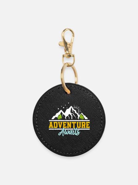 Adventure awaits: mountains and sun - Round Keyring - black