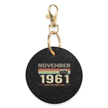 November 1961 Vintage Birthday Retro Tee - Round Keyring - black - Front