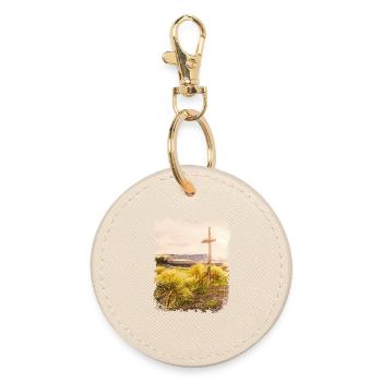 Holzkreuz in karger Landschaft | Jesus Cross - Runder Schlüsselanhänger - Auster - Vorne