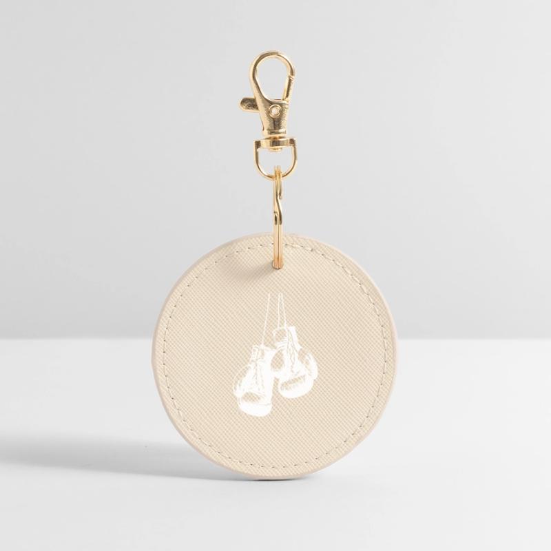 Conception de gants de boxe blancs suspendus. Conception de logo Porte-clés rond